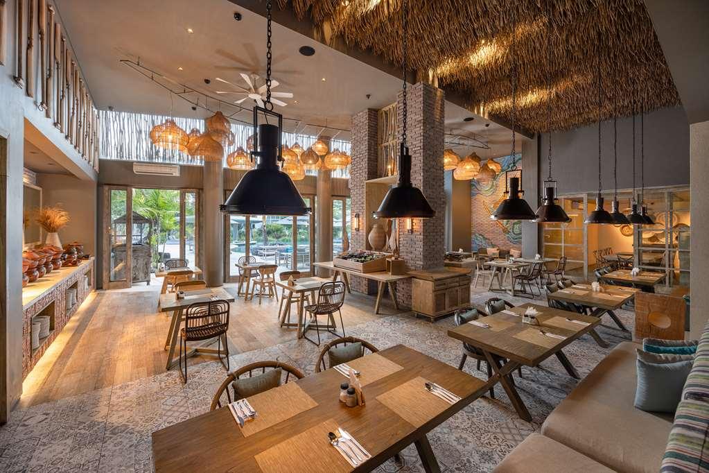 ホテル Cross Bali Breakers ジンバラン レストラン 写真